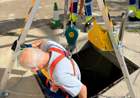 Extracción de bombas de aguas residuales ubicadas en pozos